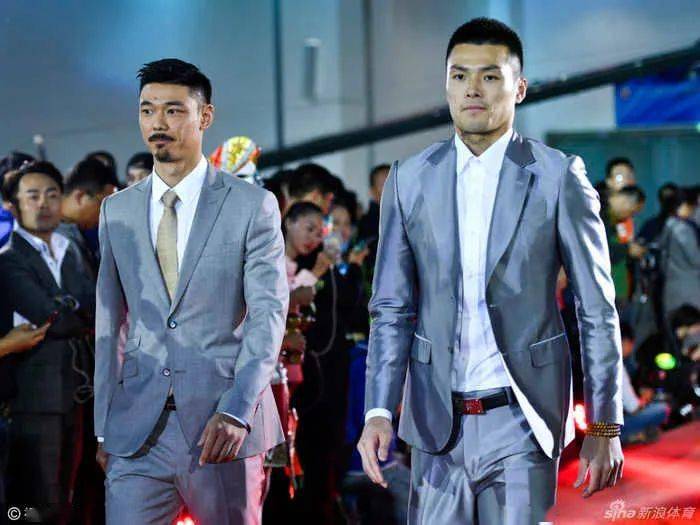 绝对不能赌这个未来,必须要尽量储备一个"顾超"级别的门将,不用承诺谁