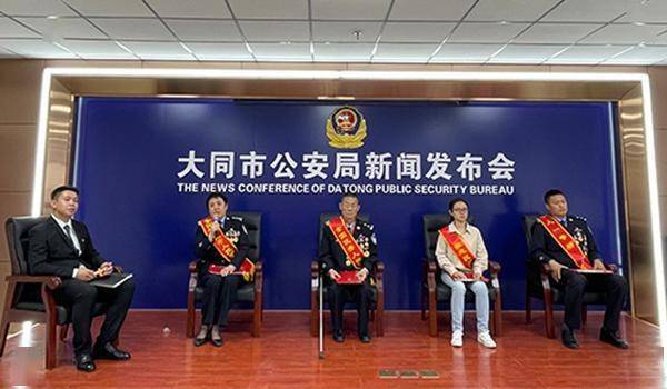 上,受邀来到现场的四位优秀党员民警代表分别是:全国特级优秀人民警察