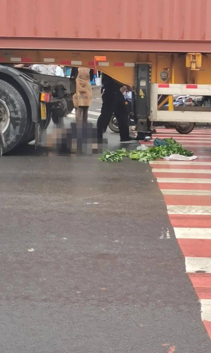 可怕 绍兴一老太太被卷入集装箱货车底 现场1 交警都来了 新昌