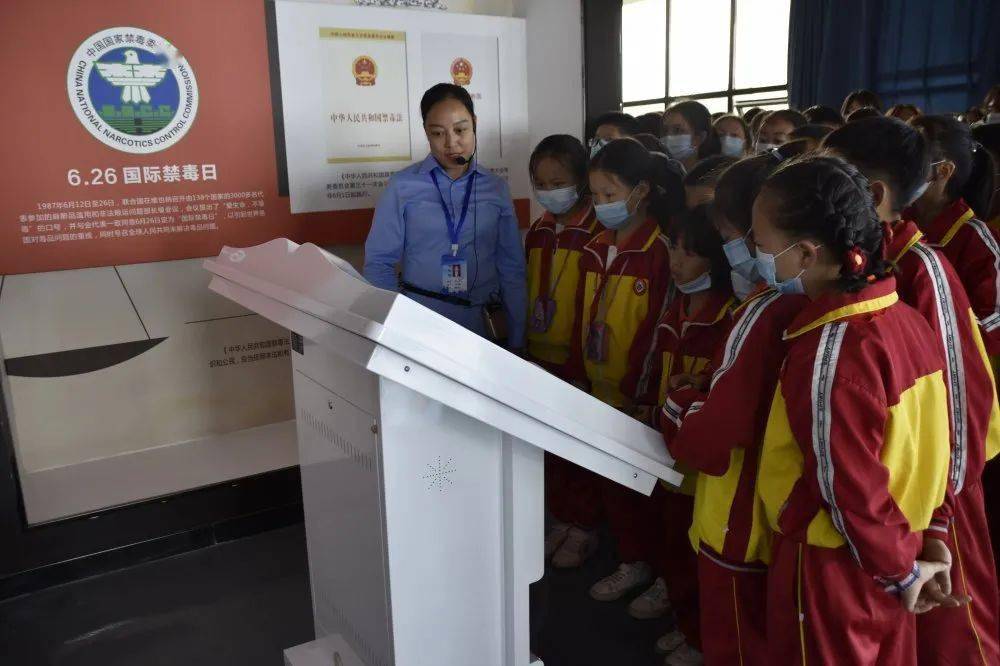 全民禁毒宣传月金沙县鼓场街道石梁小学组织参观禁毒教育科普馆