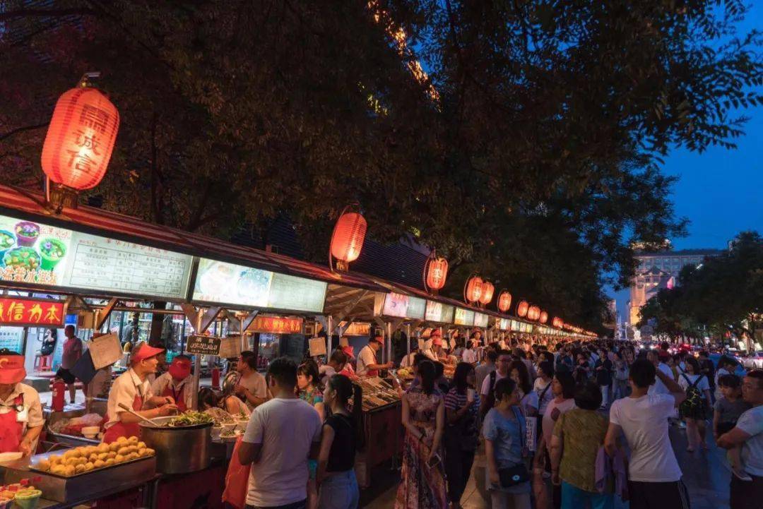 就是一街之隔的东华门夜市,这是北京规模最大的小吃夜市