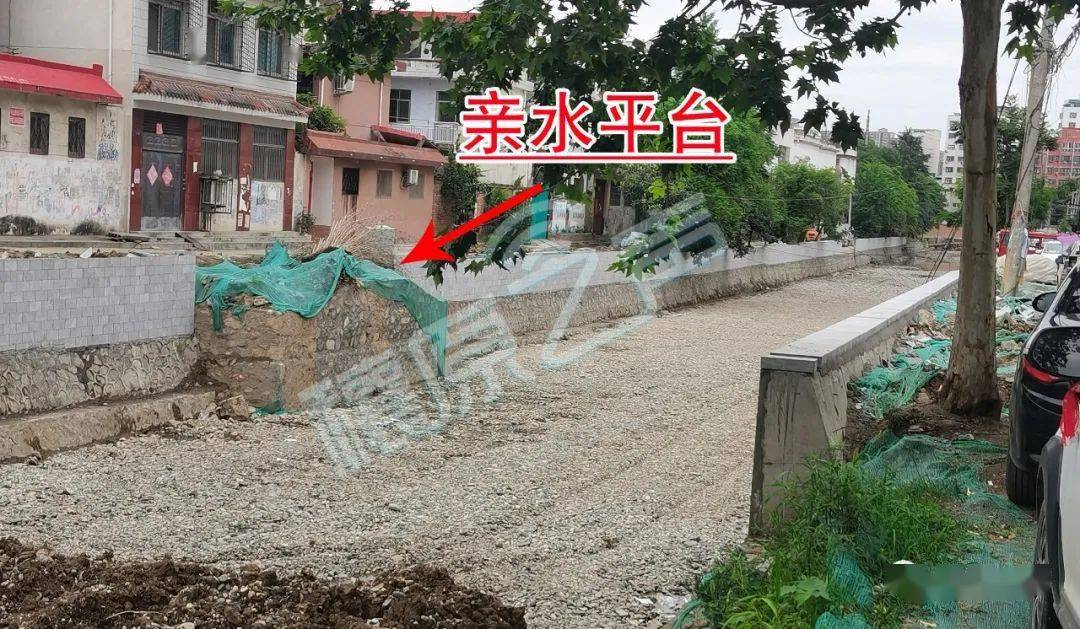 邓州古城广场西角开拆!东河街桥封闭!市政府对面已经._护城河