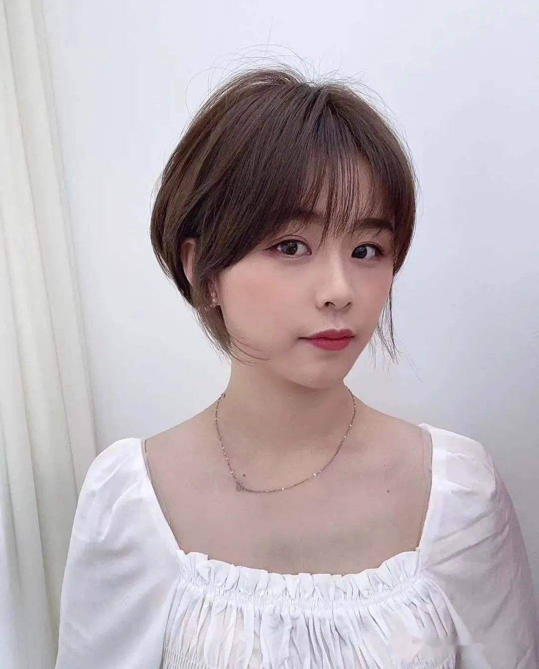 没有多余的造型修饰适合小圆脸小鹅蛋脸形的女生车厘子短发比