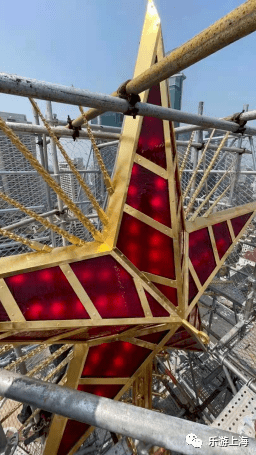 序馆顶部金色尖塔和顶端红五星整修时,首先拆除内部所有砖墙,将荷载