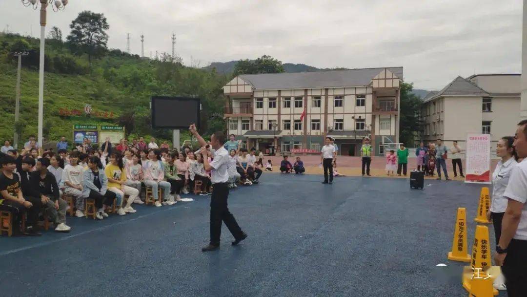 近在眼前看不到绥江公安交警进校园开展体验车辆盲区活动