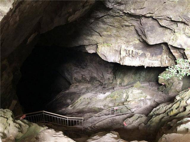 甘屯红军洞处于九弄石山区与谷拉土山区的结合部,是从谷拉到九弄谷留