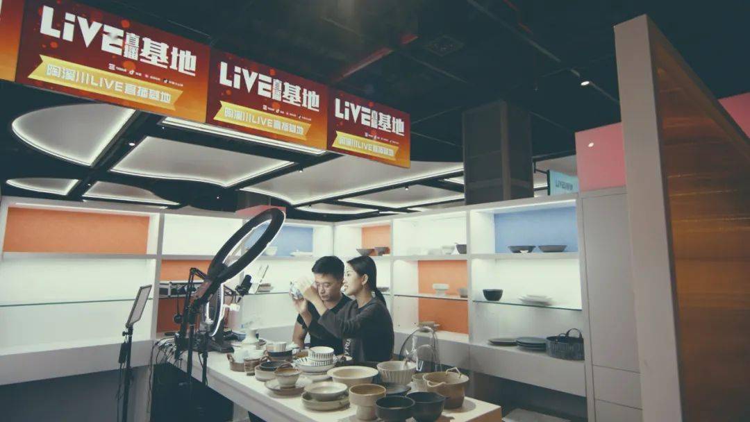 细算起来,宇宙瓷陶瓷直播创始人丁慧人自2019年底成为阿里拍卖授权