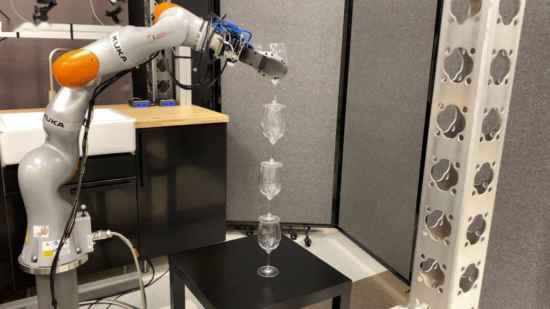 目前工程师们已经设计出了类似大象鼻子的机器人设备,2021年6月的新