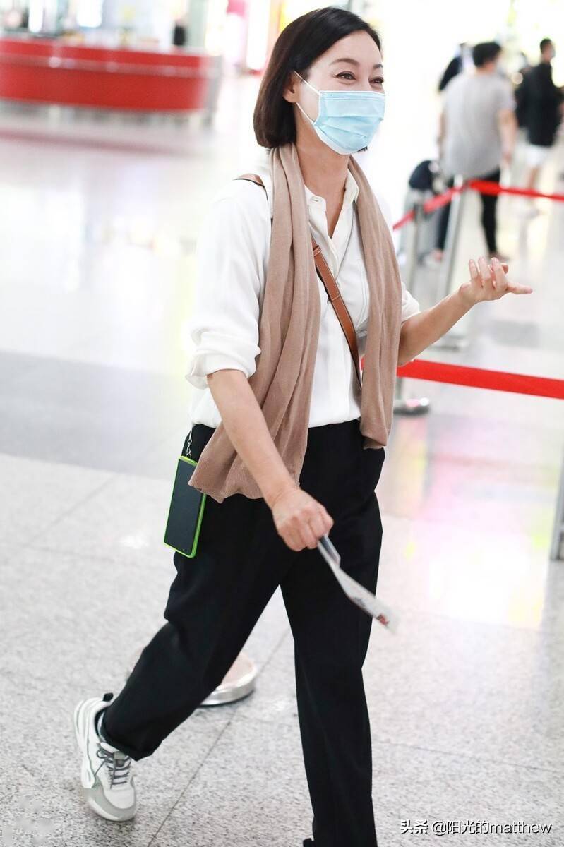 街拍:惠英红白色衬衫 黑色休闲裤 loewe包袋清爽简约