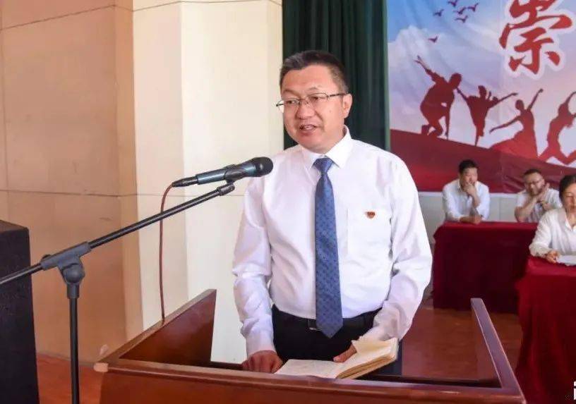 县人大常委会副主任,石楼中学校长宋小泉在庄严的国歌声中,毕业典礼