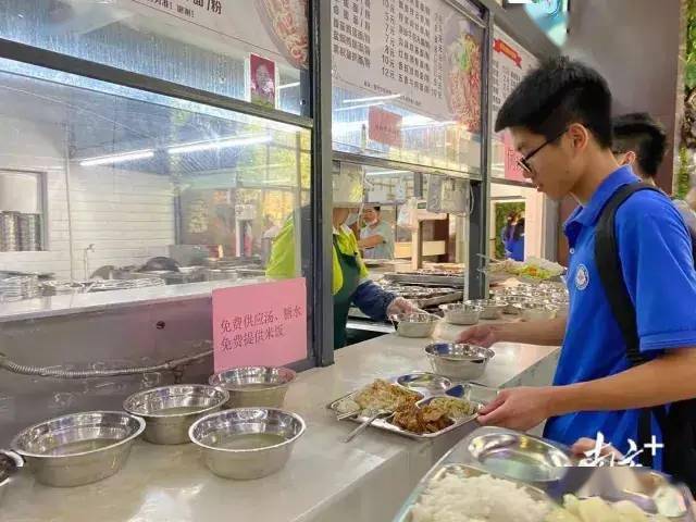 江门一中考点 该考点食堂为考生免费提供汤,糖水和米饭.
