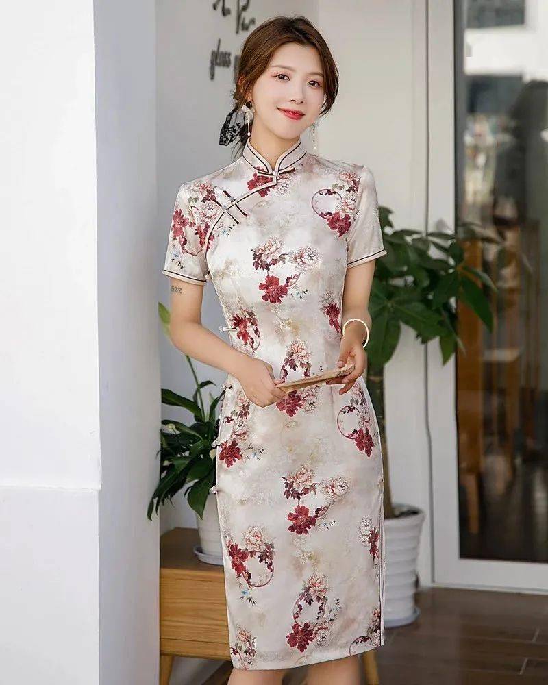 年轻优雅修身旗袍,让女子变得更加轻熟优雅_款式