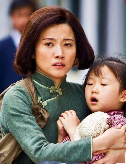 《借枪》剧照同年,颜丙燕还主演了电影《万箭穿心》,这部电影让她先后