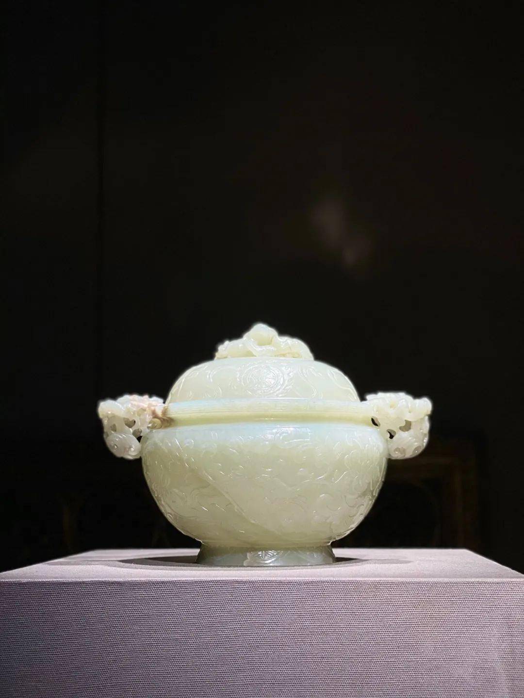 清乾隆 青玉雕缠枝莲八宝纹香炉 h10cm;l15cm 古天一2021春拍拍品