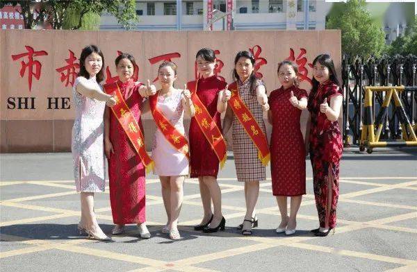 (记者 曹贵 林俊任)桃江四中学生家长穿旗袍送孩子去桃江参考.