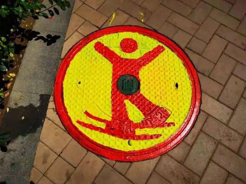 通过冬奥吉祥物,冬奥会运动项目简笔画与井盖创意涂鸦的结合,该小区内