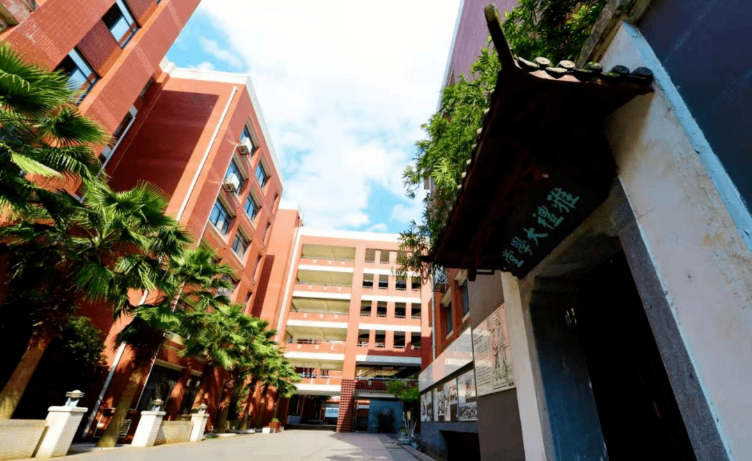 一流的师资团队郴州雅礼学校校长与管理团队由长沙市雅礼中学选派组建