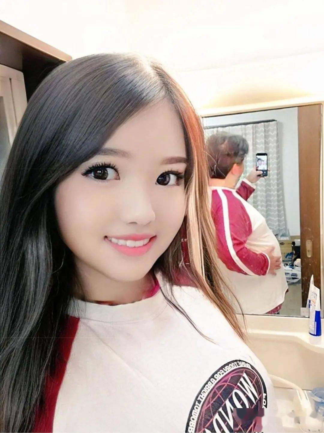 日本twitter涌现大量自拍美女诡异倒影让网友大呼世纪骗局