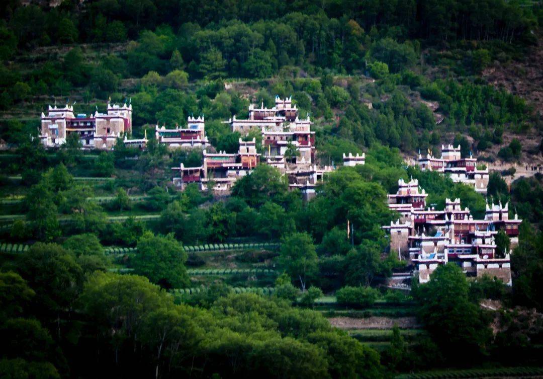 甲居藏寨青藏高原上的童话世界