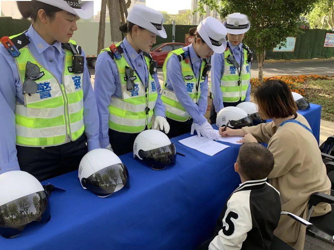 2021年元旦,市公安局交警支队"巾帼中队"接过盐城老"三八岗"女子中队