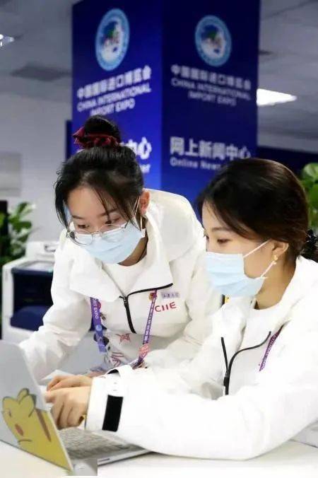 社院人物志博观约取厚积薄发终遇凤凰花开2017级毕业生罗昕怡圆梦厦门