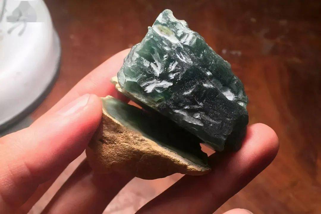 夜市3000收的翡翠原石,当场切出极品蓝水,看得让人垂涎欲滴