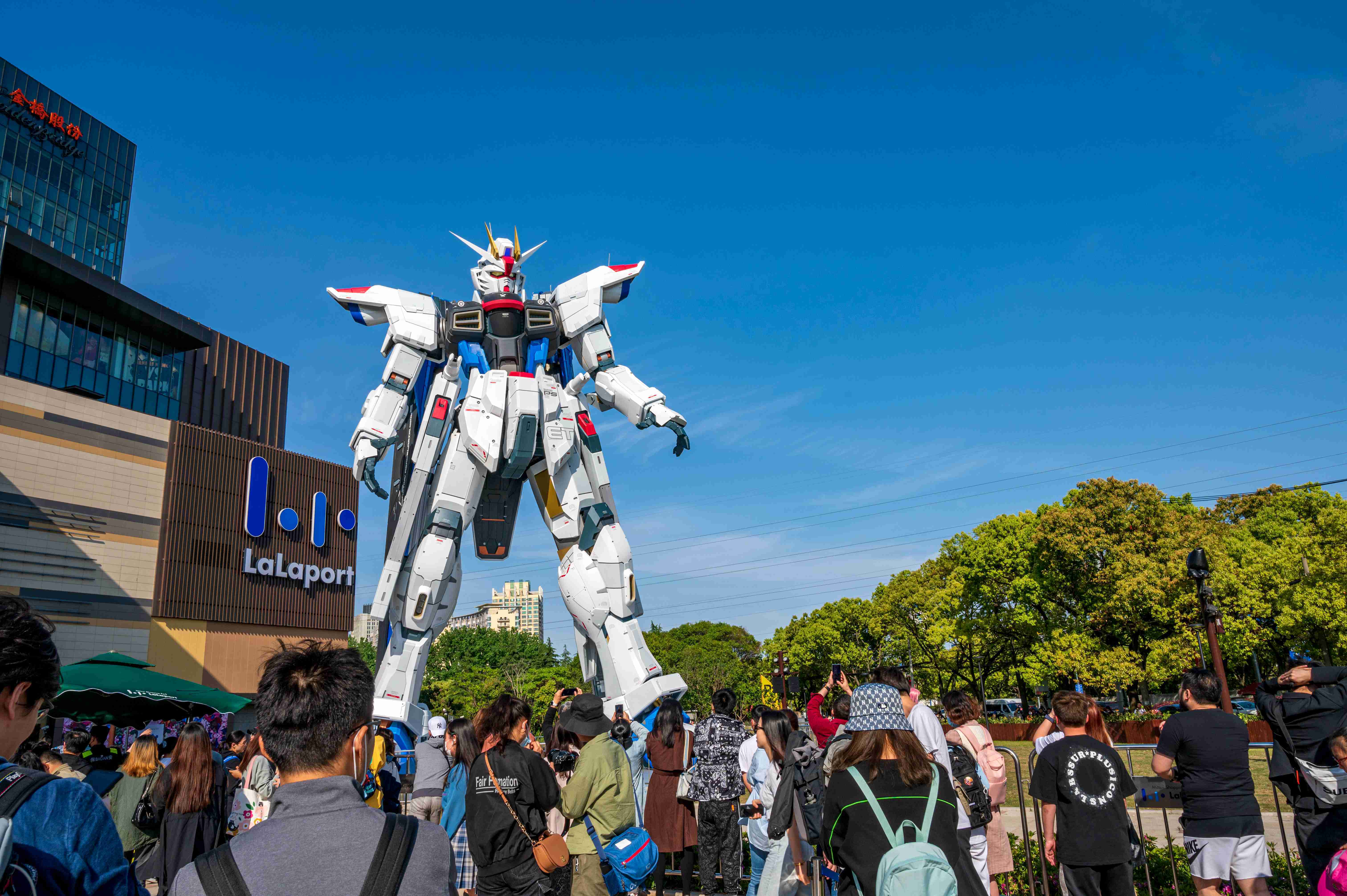 巨型高达亮相上海浦东新区 成为网红打卡新标地