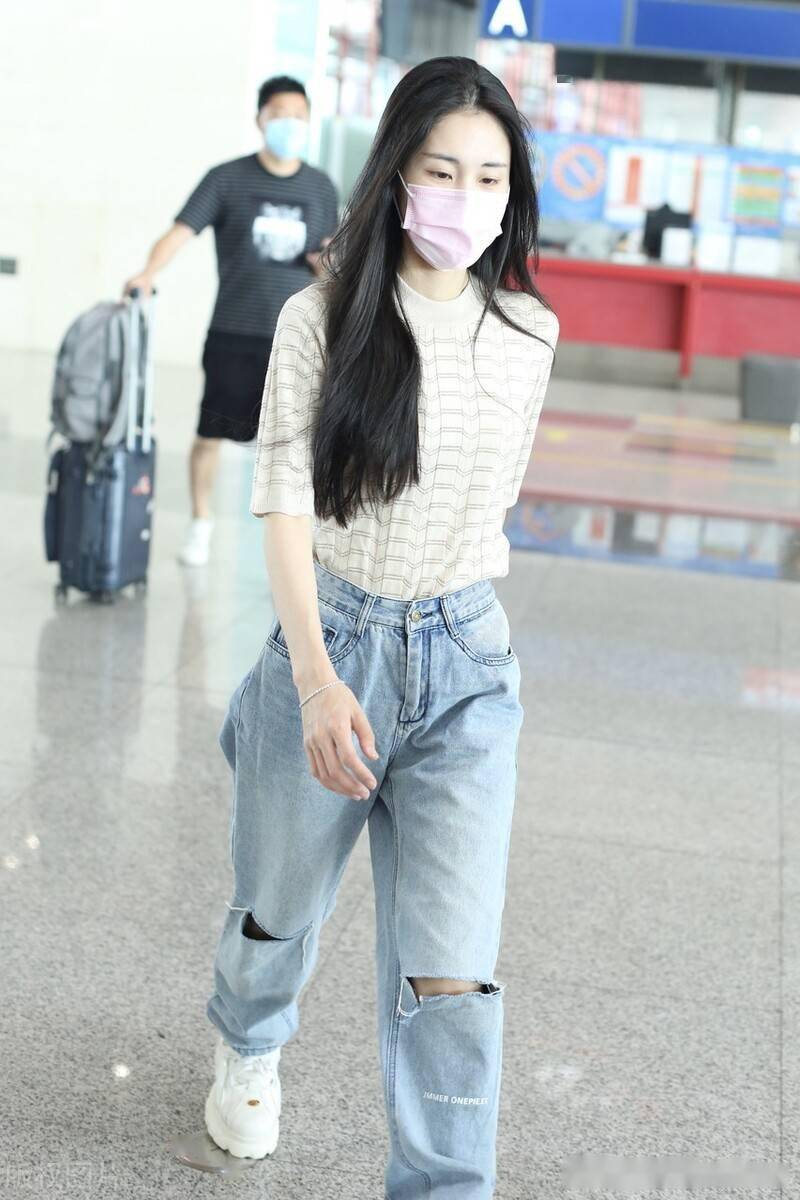 街拍:张碧晨印花针织衫 破洞牛仔裤 小白鞋简单率性