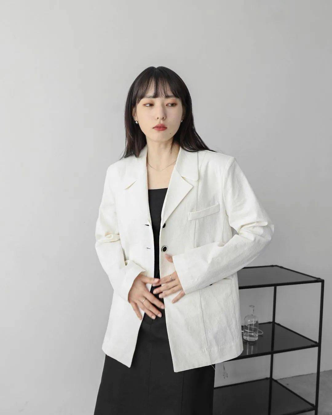 毫不费力的高级性冷淡风!3位韩国女生演绎「黑白系穿搭」 型到没话说!