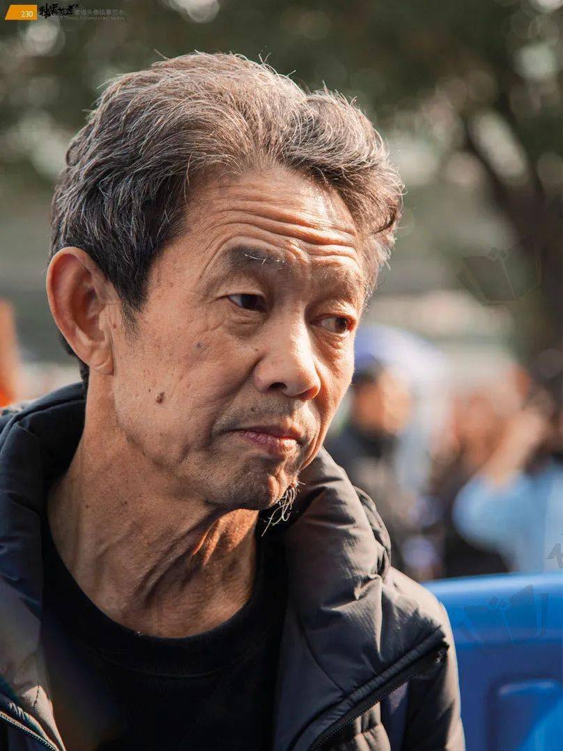 屈凯独霸艺考4素描头像临摹范本画面更整体厚重人物形象更自然颜色