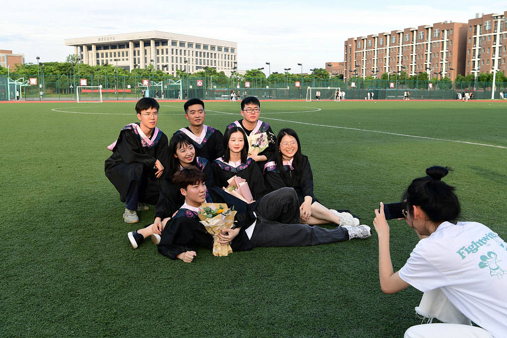 又是一年毕业季 大学生拍照留影致青春
