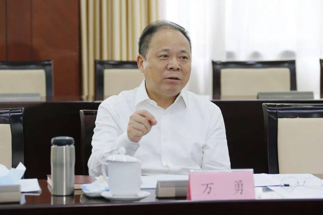 我为群众办实事万勇要求以办理代表建议为抓手持续优化营商环境