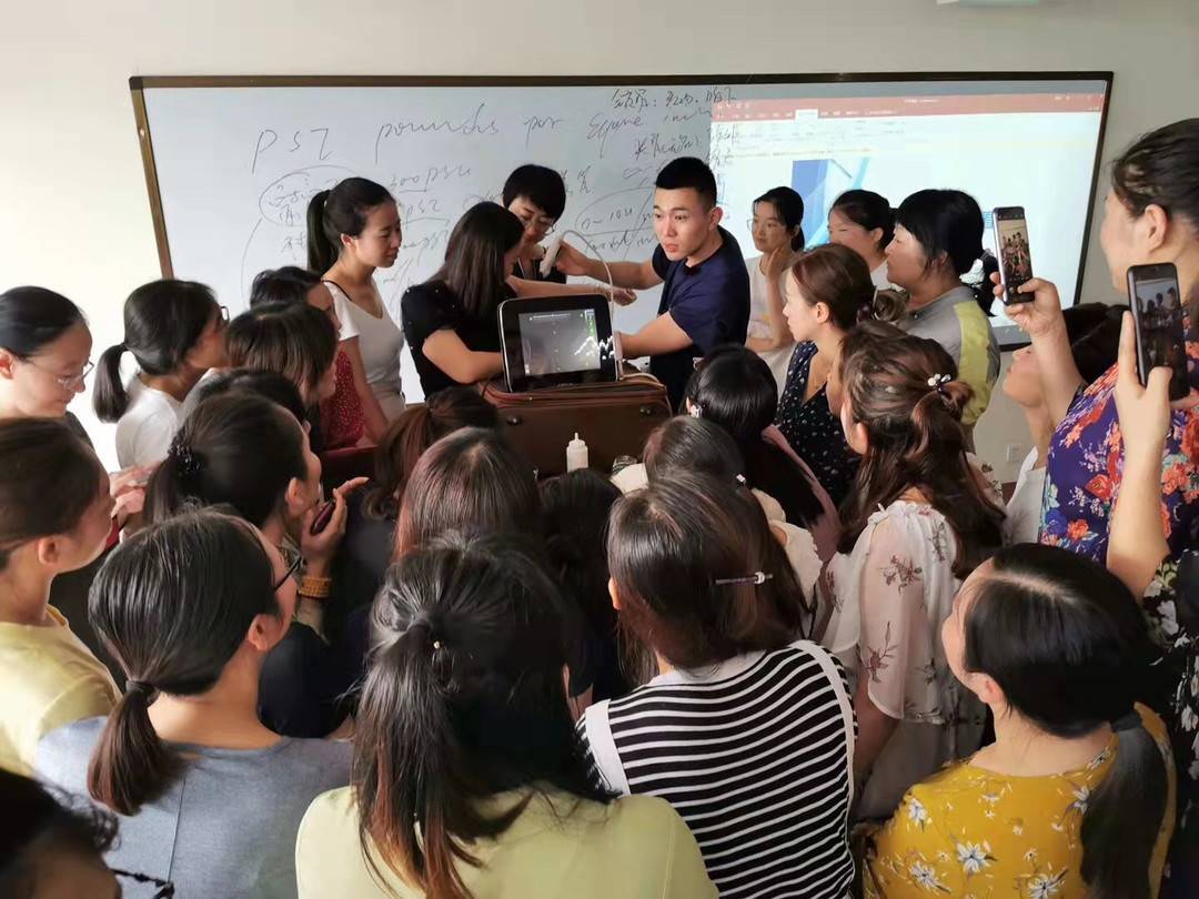 男护士踏上新赛道 创新专研成为业内"明星"