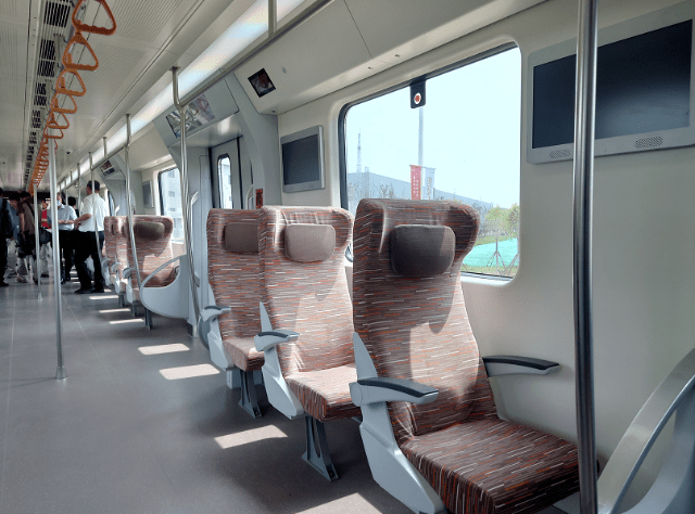 车厢座椅与普通地铁不通,更像高铁列车横排座椅,但每排只有一个座位