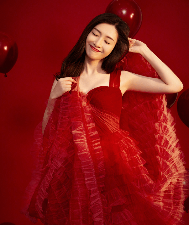 秦岚沙滩红裙大秀好身材吊带红裙风情万种很适合夏天的氛围