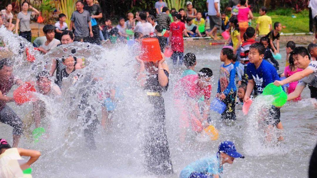 用泼水的方式互相传递美好祝福大家纵情狂欢非常隆重且盛大的节日泼水