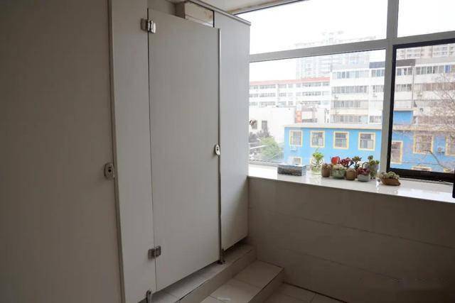 指导解决厕所开放过程中存在的困难和问题,确保开放厕所做到清洁卫生