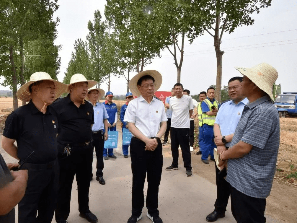 杨跃民到麦收一线调研指导“三夏”麦收工作_农机