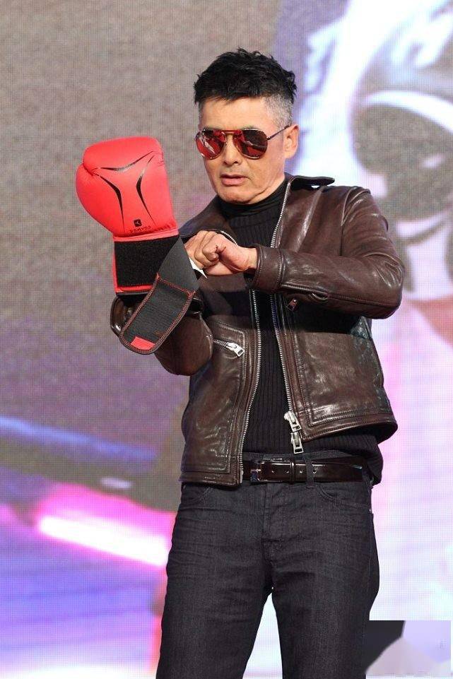 周润发有影帝气势没影帝架子私下穿搭像老父亲让人敬佩