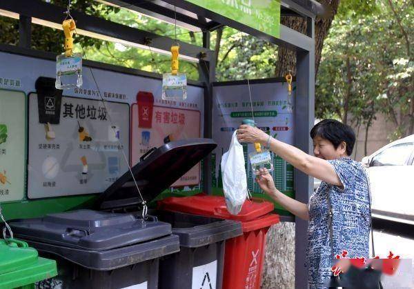 手不碰垃圾桶就能开盖扔垃圾这个小发明太方便了