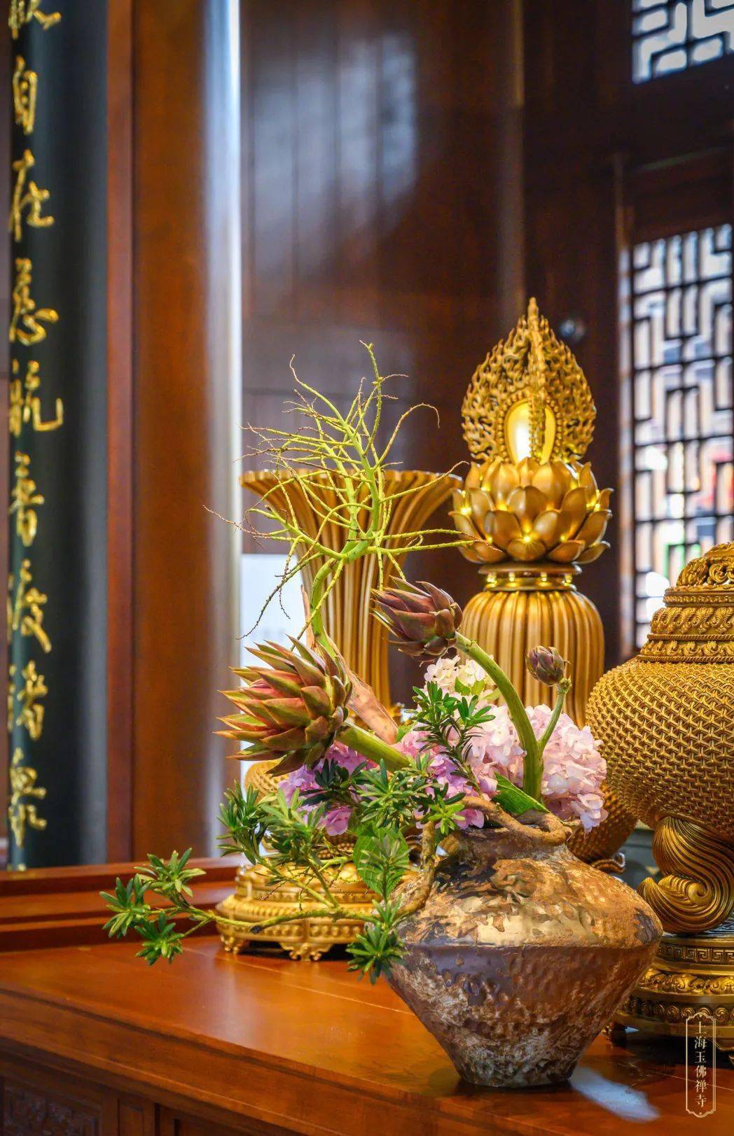 钟楼 地藏菩萨鼓楼 阿弥陀佛佛前供花是佛教中的"十供养"之一寓意以