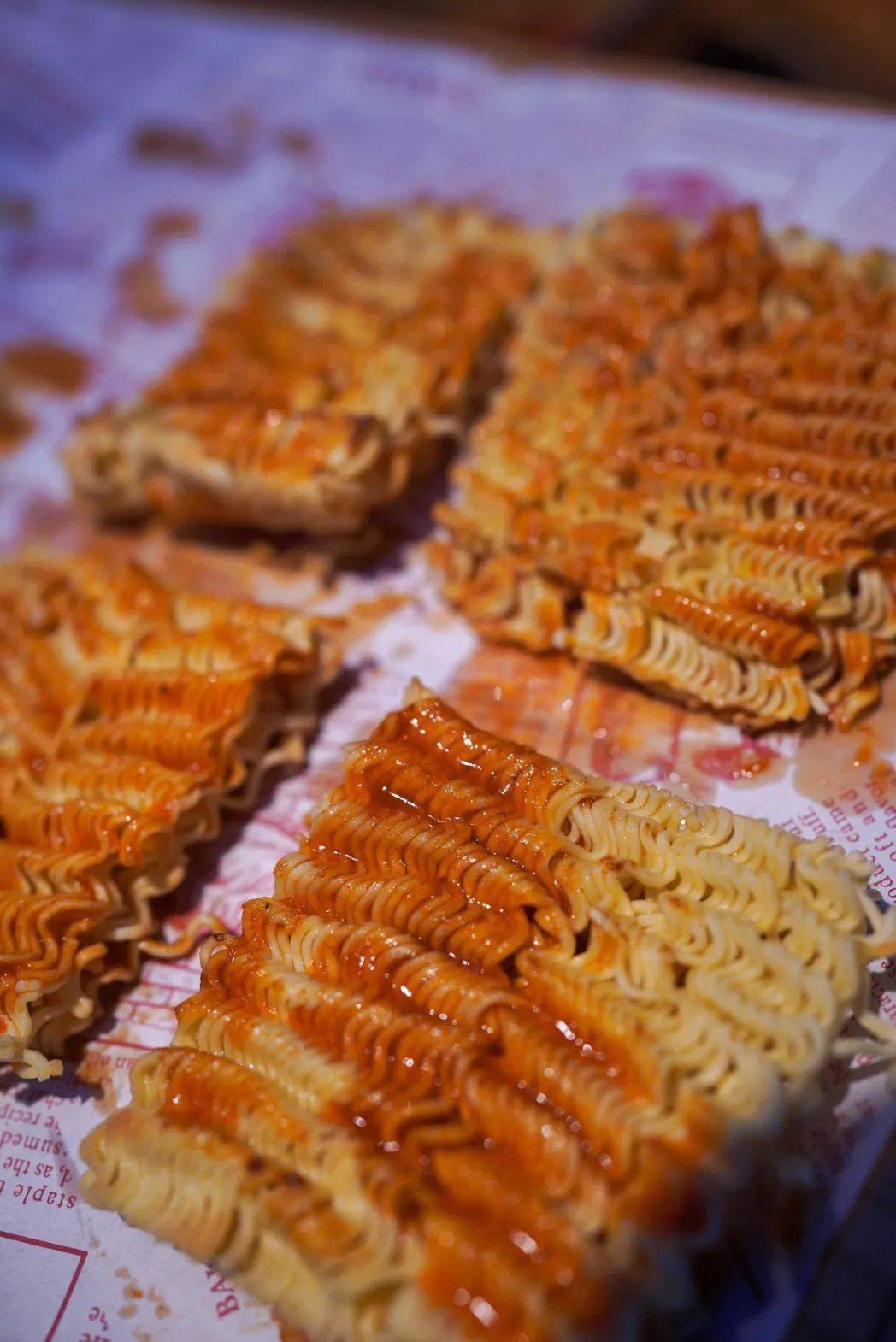 08| 烤方便面鳗鱼要先从外皮开始烤,丰腴的油脂发出"滋拉滋拉"响声,油