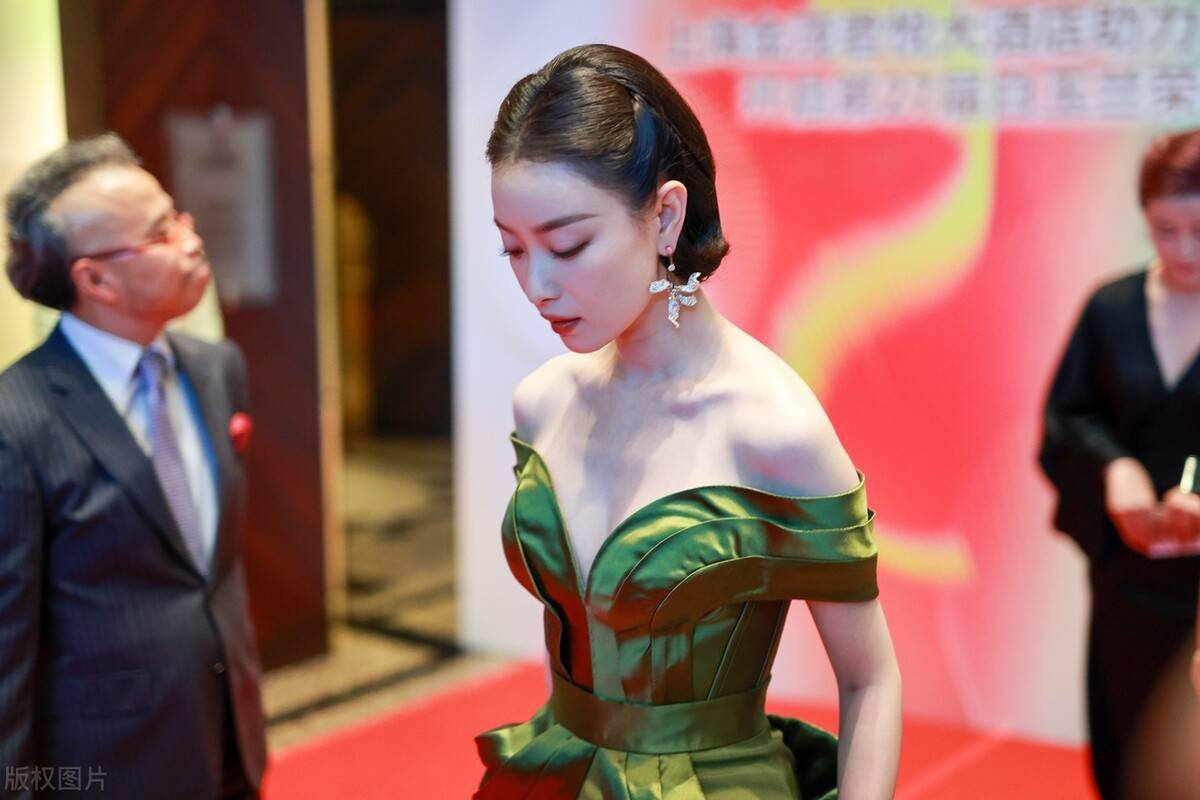 倪妮不愧是红毯定海神针穿绿色深v礼服冷艳霸气直角肩更吸睛