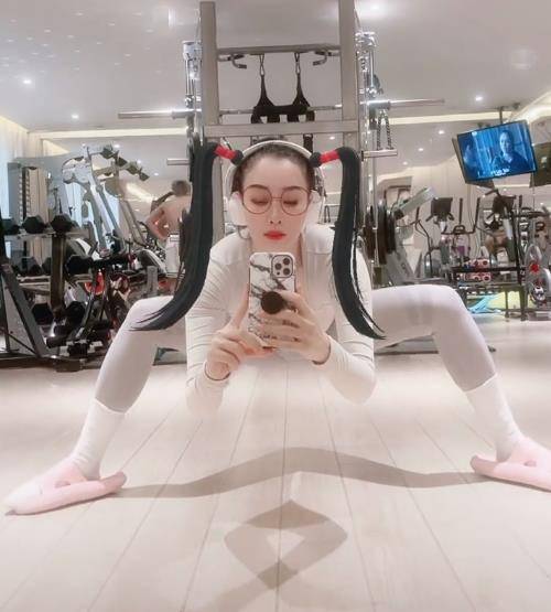 50岁钟丽缇疑怀四胎?小腹微凸不见腰,曾去普陀山求子