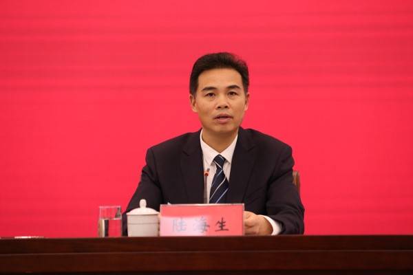 河池市委常委,宣传部部长,副市长陆海生在发布会上回答记者的提问.