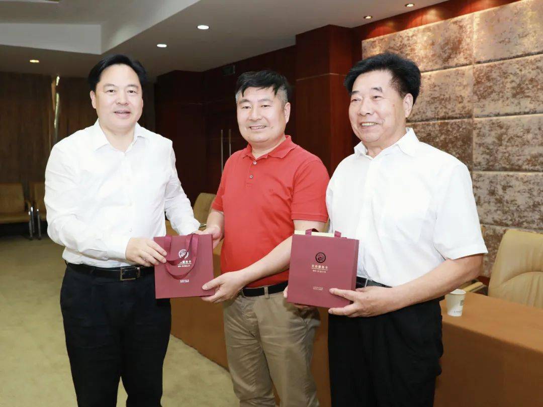 陈金虎表示,中天钢铁集团是常州民营经济发展的一面旗帜,为全市经济