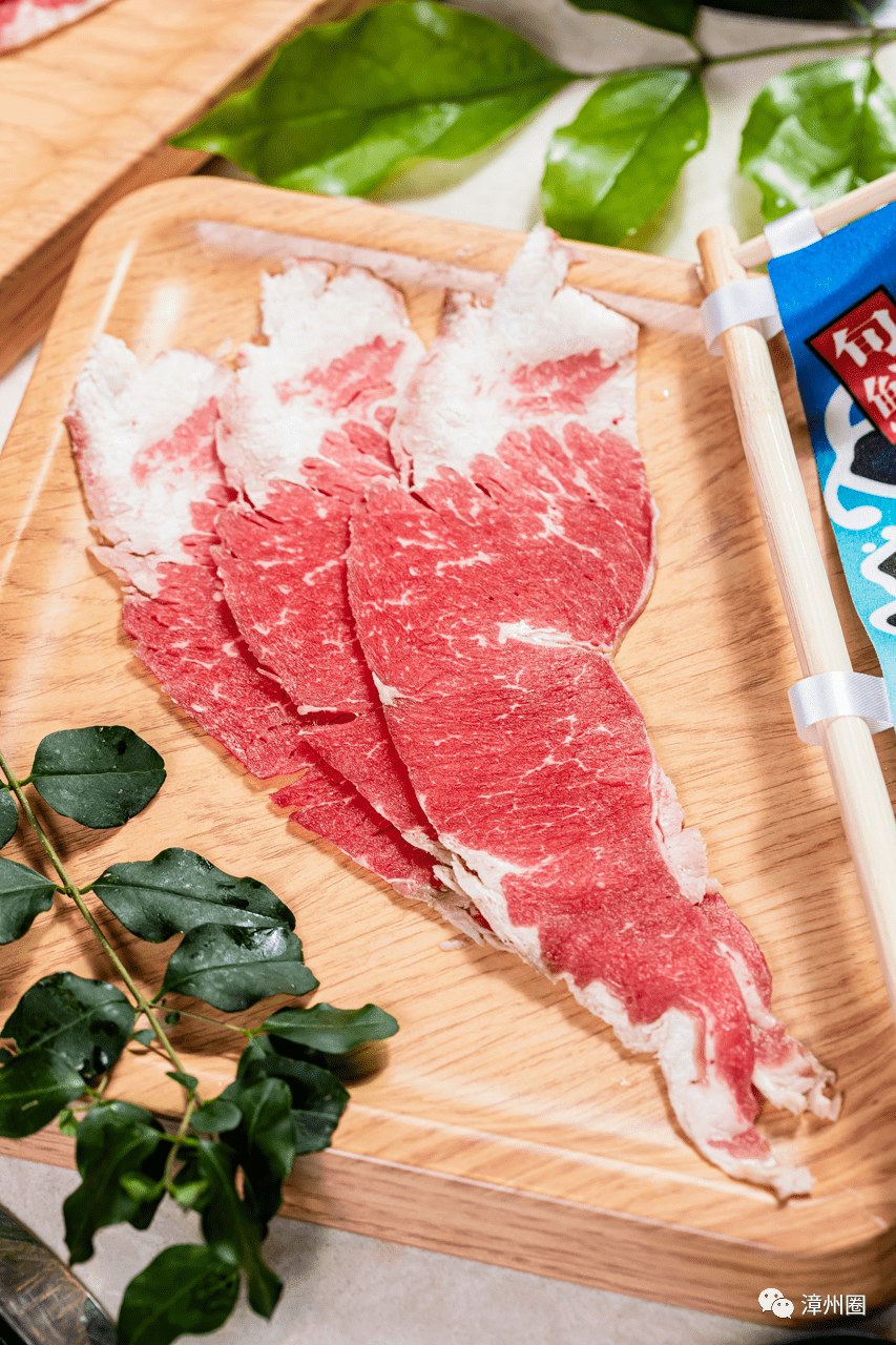 卡卢比 /再去自助区拿上一片生菜,把肉放入干碟中打个滚儿,生菜和牛肉