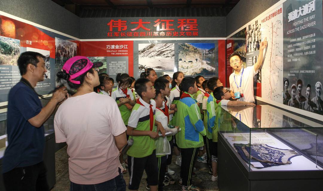 同学们参观展览