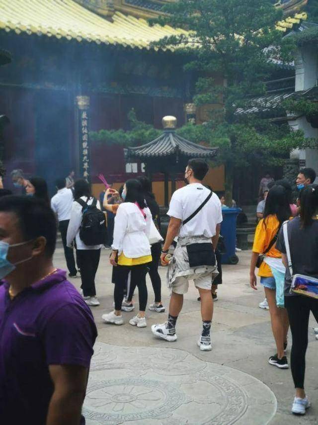 50岁钟丽缇疑怀四胎?小腹微凸不见腰,曾去普陀山求子