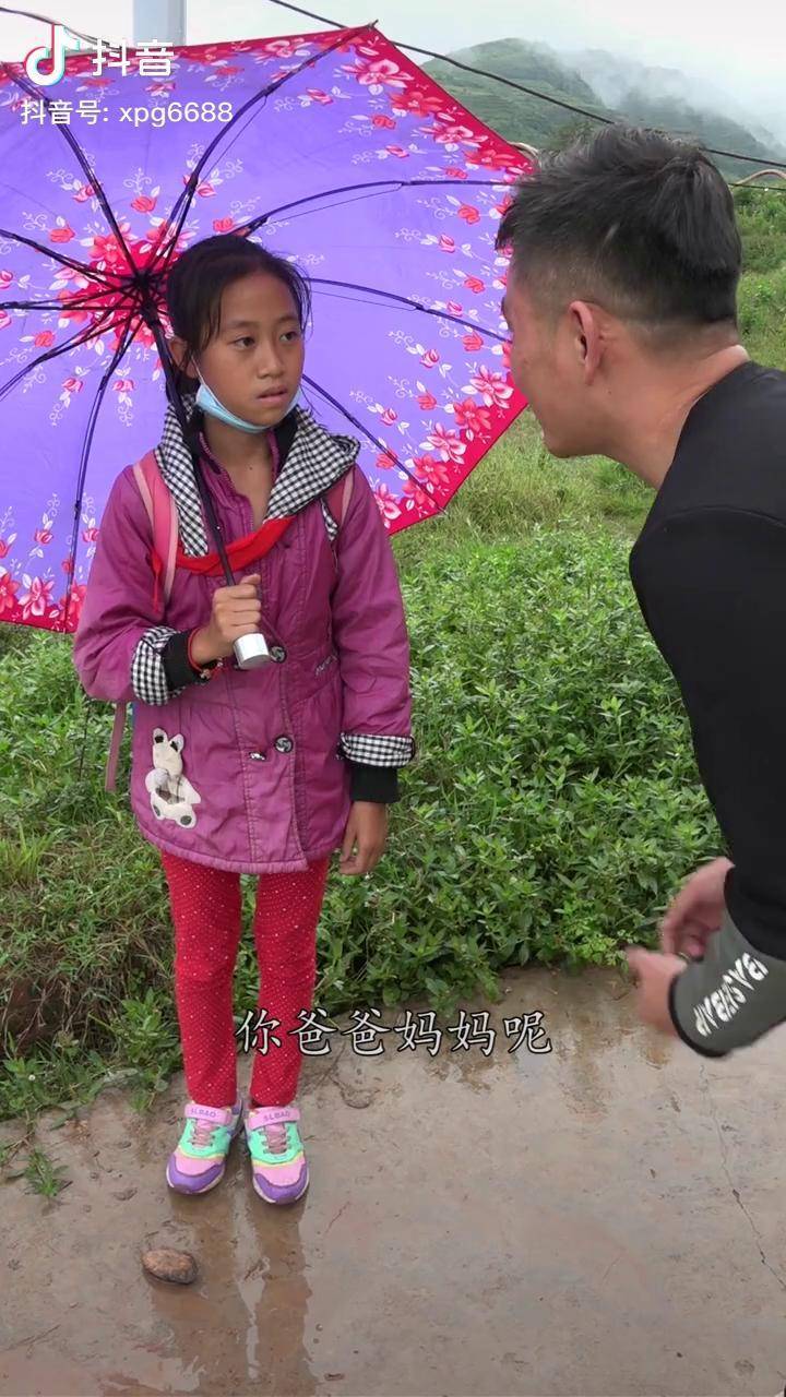 穷人家的孩子早当家妹妹照顾妈妈哥哥照顾整个家正能量